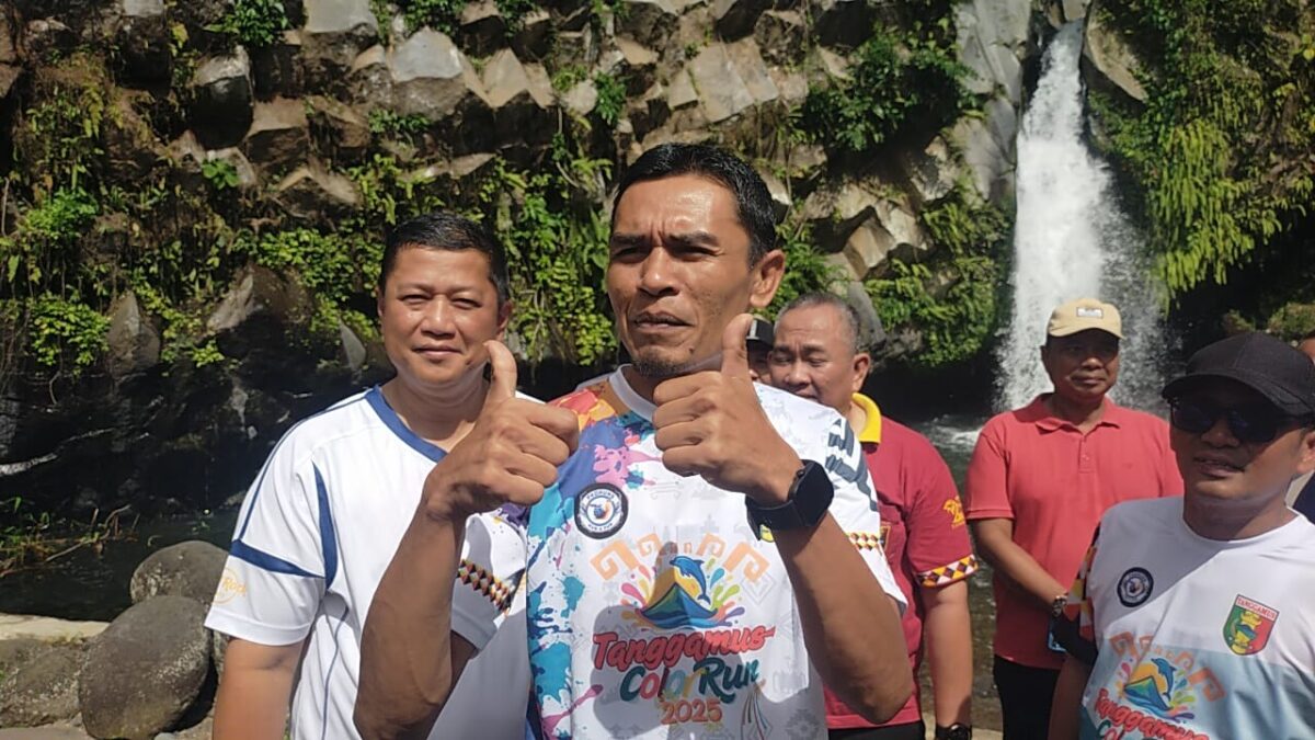 Wabup Tanggamus Agus Suranto saat memberikan keterangan di Wisata Way Lalaan, Kota Agung Timur, Jumat 21 November 2025 | Herdi/Media Prioritastv.com.