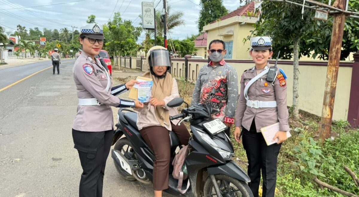 Anggota Sat Lantas Polres Tanggamus saat melaksanakan teguran dalam razia di Jalinbar Pugung, Kamis 20 November 2025 | Dok. Humas Polres Tanggamus.