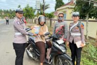 Anggota Sat Lantas Polres Tanggamus saat melaksanakan teguran dalam razia di Jalinbar Pugung, Kamis 20 November 2025 | Dok. Humas Polres Tanggamus.