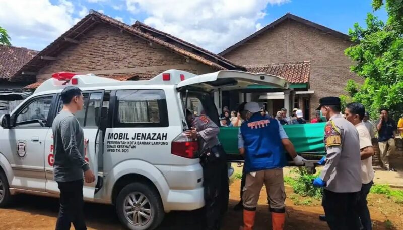 Petugas kepolisian dan pihak medis saat mengevakuasi jenazah Marso ke RS Bhayangkara, Jumat 22 November 2025 | ist/Media Prioritastv.com.
