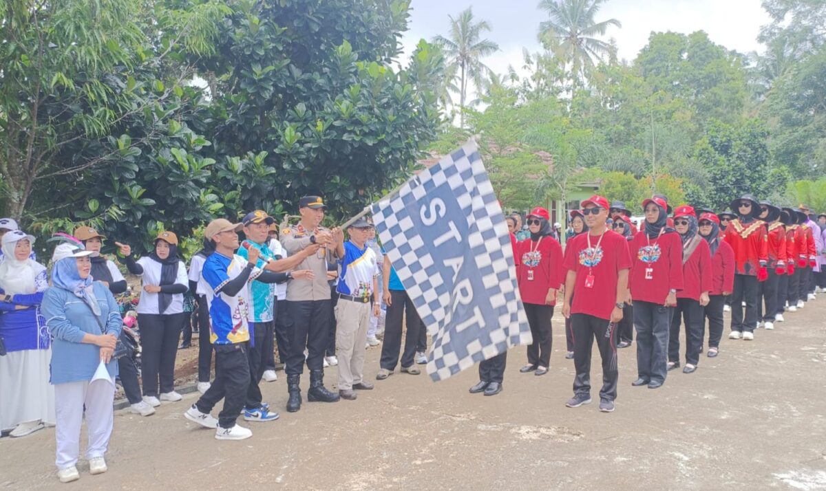 Kapolsek Pugung, Ipda Dr. Agus Tri Kurniawan, S.H., M.H., Saat Buka Kegiatan Gerak Jalan dalam Rangka HUT PGRI ke-80. Asrul Ariski/Media Prioritastv.com