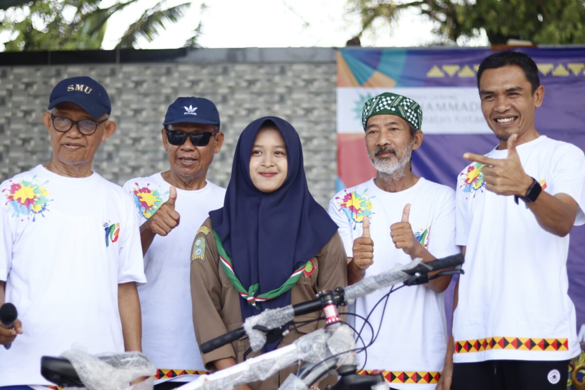 Warga yang meramaikan jalan sehat Milad Muhammadiyah ke 113 di Kota Agung mendapatkan hadiah sepeda dari Wabup Tanggamus, Minggu 23 November 2025 | Dok. Media Prioritastv.com.