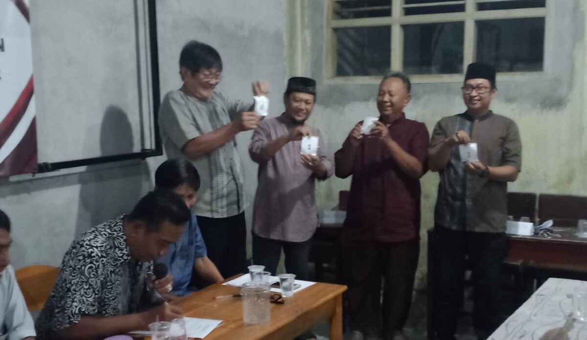 Empat calon Ketua RW 04 Pringsewu Timur saat menunjukan nomor urut usai pengundian, Sabtu 22 November 2025 | Samuel/Media Prioritastv.com.