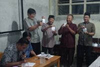 Empat calon Ketua RW 04 Pringsewu Timur saat menunjukan nomor urut usai pengundian, Sabtu 22 November 2025 | Samuel/Media Prioritastv.com.
