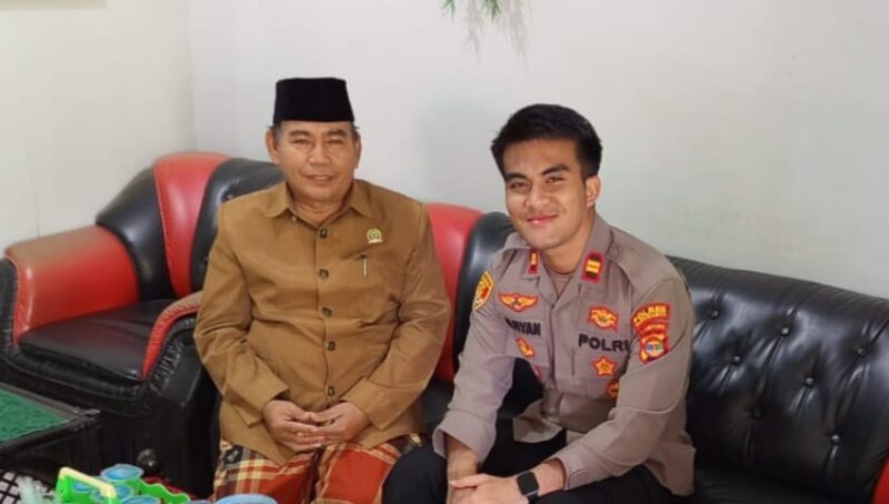 Kapolsek Talang Padang Iptu Alfiyan Almasruri Ali saat silaturahmi ke kediaman Ketua MUI Tangamus KH. Rais, Minggu 23 November 2025 | Dok. Humas Polres Tanggamus.