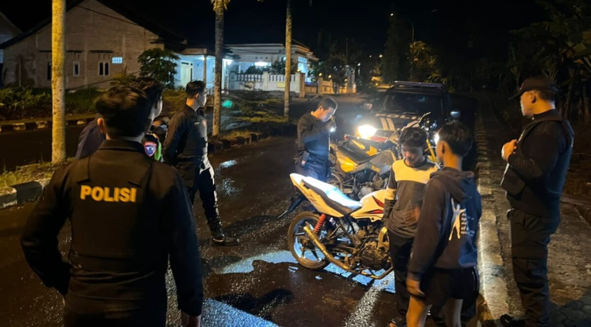 Polisi saat melakukan penindakan diduga para pemuda akan balap liar di Islamic Center, Kota Agung, Tanggamus, Minggu 24 November 2025, dinihari | Dok. Humas Polres Tanggamus.