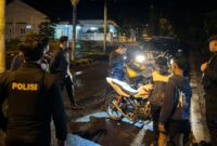 Polisi saat melakukan penindakan diduga para pemuda akan balap liar di Islamic Center, Kota Agung, Tanggamus, Minggu 24 November 2025, dinihari | Dok. Humas Polres Tanggamus.