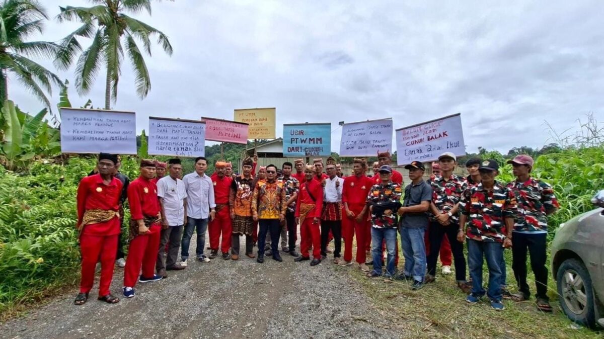 Keluarga Aspani saat demo di PT Windu Mantap Mandiri Cukuh Balak, Tanggamus, Sabtu 22 November 2025 | A. Hayat Purba/Media Prioritastv.com.