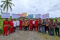 Keluarga Aspani saat demo di PT Windu Mantap Mandiri Cukuh Balak, Tanggamus, Sabtu 22 November 2025 | A. Hayat Purba/Media Prioritastv.com.