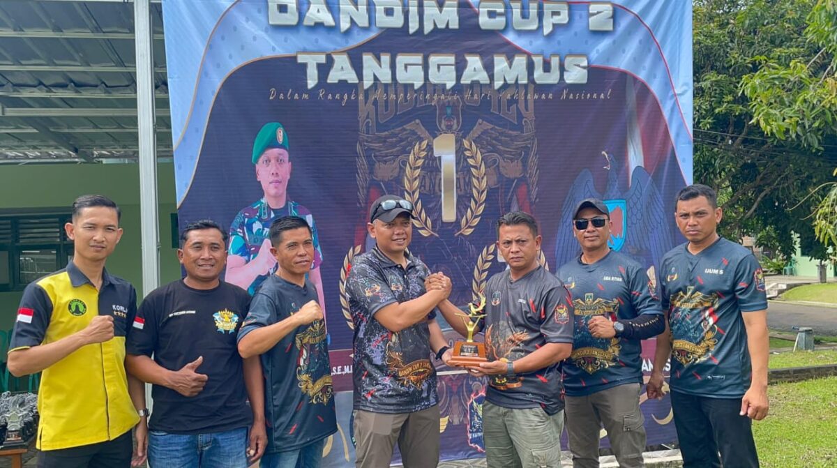 Dandim 0424 Tanggamus Letkol Inf. Dwi Djunaidi Mulyono saat menyerahkan salah satu hadiah kepada pemenang lomba, Minggu 23 November 2026 | Dok. Kodim Tanggamus.