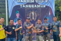 Dandim 0424 Tanggamus Letkol Inf. Dwi Djunaidi Mulyono saat menyerahkan salah satu hadiah kepada pemenang lomba, Minggu 23 November 2026 | Dok. Kodim Tanggamus.