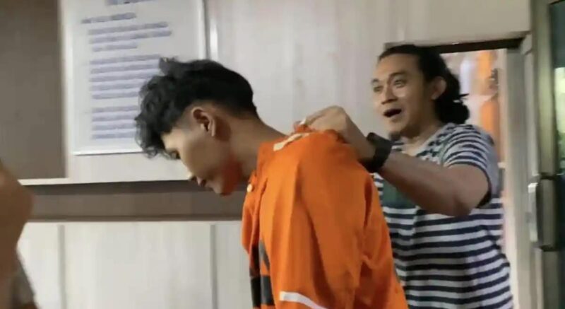 Tersangka Muhammad Rohul (25) yang ditangkap di kamar indekosnya di Jalan Morotai, Kecamatan Way Halim, pada Sabtu (22/11/2025) saat digelandang polisi, Minggu 23 November 2025.