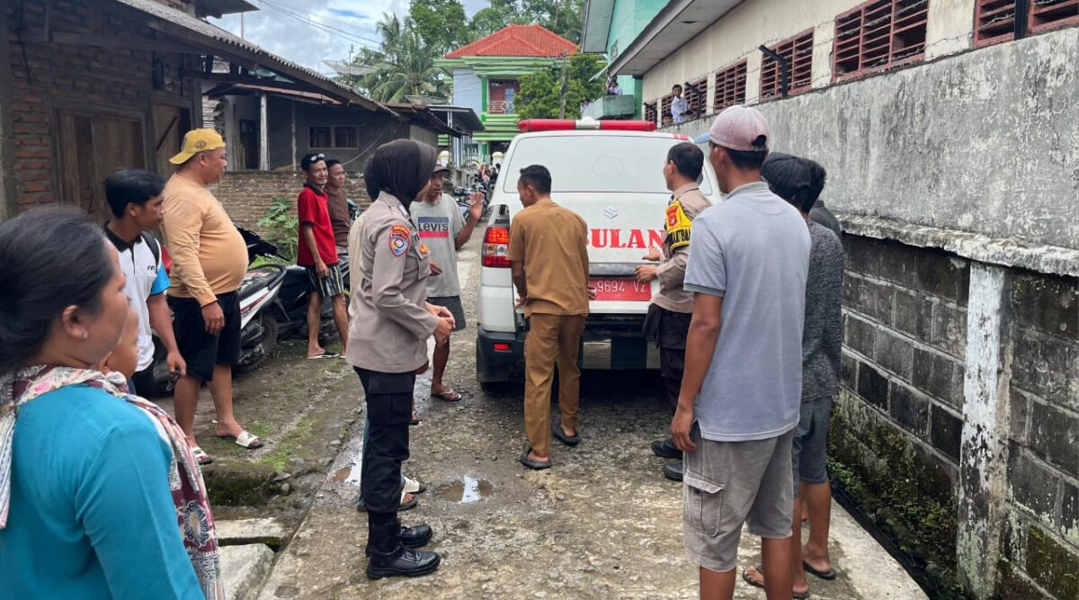 Anggota Polsek Wonosobo saat membantu evakuasi warga diduga ODGJ di Pekon Srimelati, Senin 24 November 2025 | Dok. Humas Polres Tanggamus.