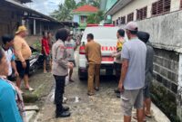 Anggota Polsek Wonosobo saat membantu evakuasi warga diduga ODGJ di Pekon Srimelati, Senin 24 November 2025 | Dok. Humas Polres Tanggamus.