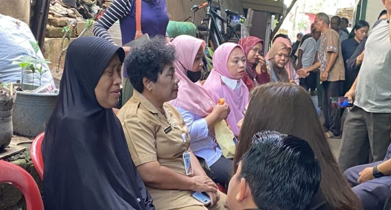 Sayem, Nenek Alvaro saat berada di rumah duka, Senin 24 November 2025 |