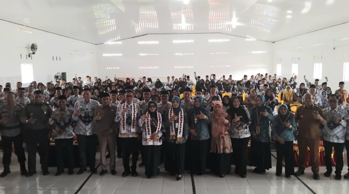 Foto bersama Bunda Guru Hj. Siti Mahmudah bersama perwakilan Forkopimda serta ratusan guru dalam peringatan HUT 80 PGRI di Aula SMAN 2 Kota Agung, Senin 24 November 2025 | Herdi/Media Prioritastv.com.