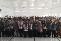 Foto bersama Bunda Guru Hj. Siti Mahmudah bersama perwakilan Forkopimda serta ratusan guru dalam peringatan HUT 80 PGRI di Aula SMAN 2 Kota Agung, Senin 24 November 2025 | Herdi/Media Prioritastv.com.