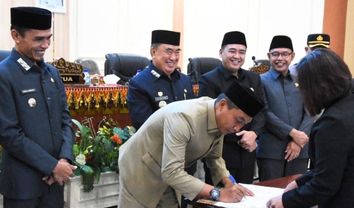Ketua DPRD Tanggamus Agung Setyo Utomo saat menandatangani kesepakatan RAPBD Tahun 2026 usai rapat paripurna DPRD setempat, Senin 24 November 2025 | Herdi/Media Prioritastv.com.