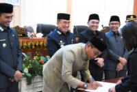 Ketua DPRD Tanggamus Agung Setyo Utomo saat menandatangani kesepakatan RAPBD Tahun 2026 usai rapat paripurna DPRD setempat, Senin 24 November 2025 | Herdi/Media Prioritastv.com.