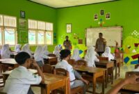 Anggota Polsek Wonosobo Polres Tanggamus saat memberikan penyuluhan di SMAN 1 Wonosobo, Selasa 25 November 2025 | Dok. Humas Polres Tanggamus.