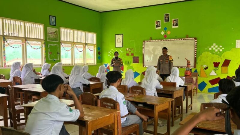 Anggota Polsek Wonosobo Polres Tanggamus saat memberikan penyuluhan di SMAN 1 Wonosobo, Selasa 25 November 2025 | Dok. Humas Polres Tanggamus.