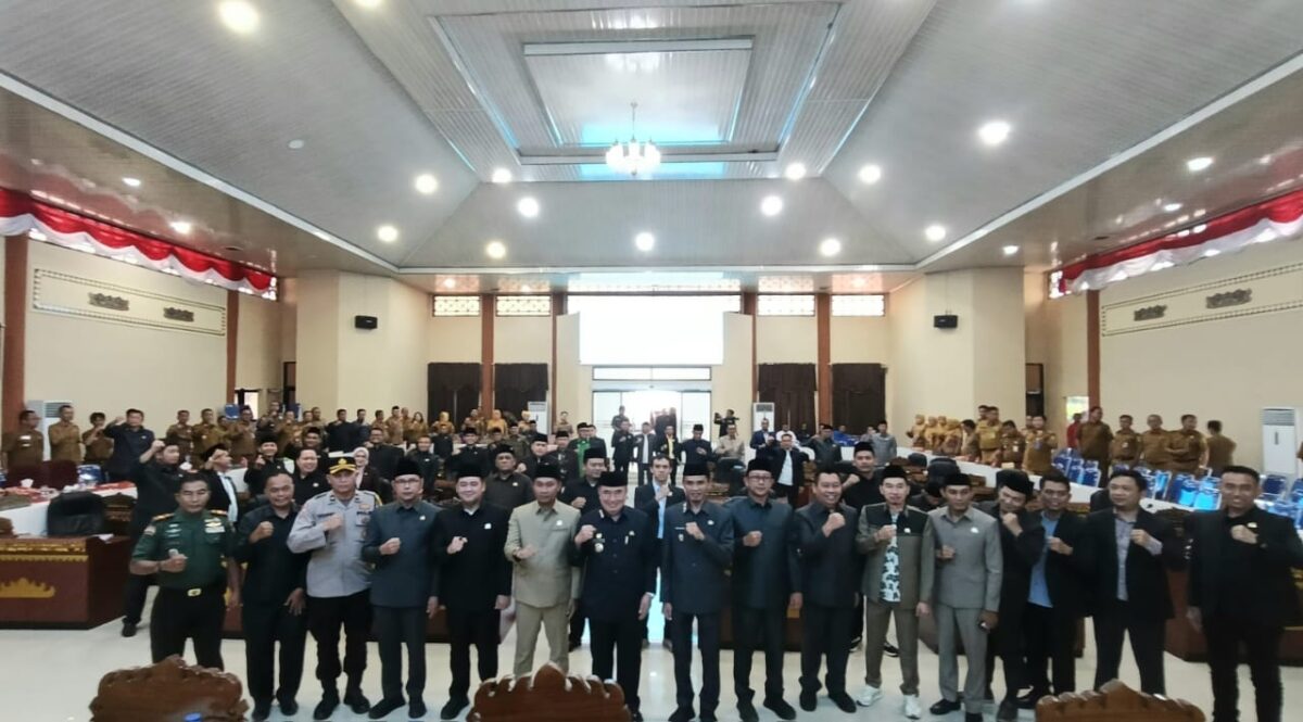 Foto bersama Ketua DPRD Tanggamus Agung Setyo Utomo bersama Bupati, jajaran Forkopimda dan seluruh anggota DPRD yang hadir usai penandatangan 12 usulan Program Pembentukan Peraturan Daerah (Promperda) usai Rapat Paripurna DPRD Kabupaten Tanggamus yang digelar pada Senin 24 November 2025 | Herdi/Media Prioritastv.com.