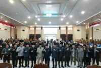 Foto bersama Ketua DPRD Tanggamus Agung Setyo Utomo bersama Bupati, jajaran Forkopimda dan seluruh anggota DPRD yang hadir usai penandatangan 12 usulan Program Pembentukan Peraturan Daerah (Promperda) usai Rapat Paripurna DPRD Kabupaten Tanggamus yang digelar pada Senin 24 November 2025 | Herdi/Media Prioritastv.com.