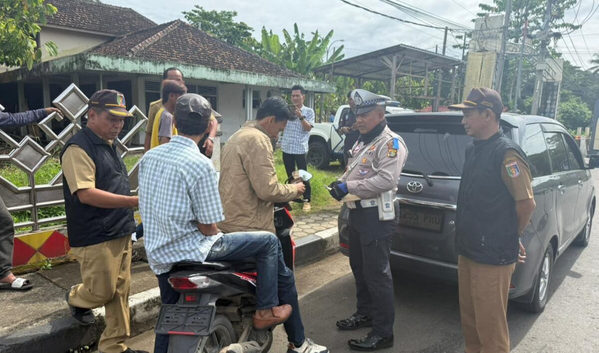Anggota Sat Lantas Polres Tanggamus bersama instansi terkait saat memberikan salah satu penggguna jalan di Jalinbar Terbaya, Kota Agung, Selasa 25 November 2025 | Dok. Humas Polres Tanggamus.