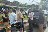Anggota Sat Lantas Polres Tanggamus bersama instansi terkait saat memberikan salah satu penggguna jalan di Jalinbar Terbaya, Kota Agung, Selasa 25 November 2025 | Dok. Humas Polres Tanggamus.