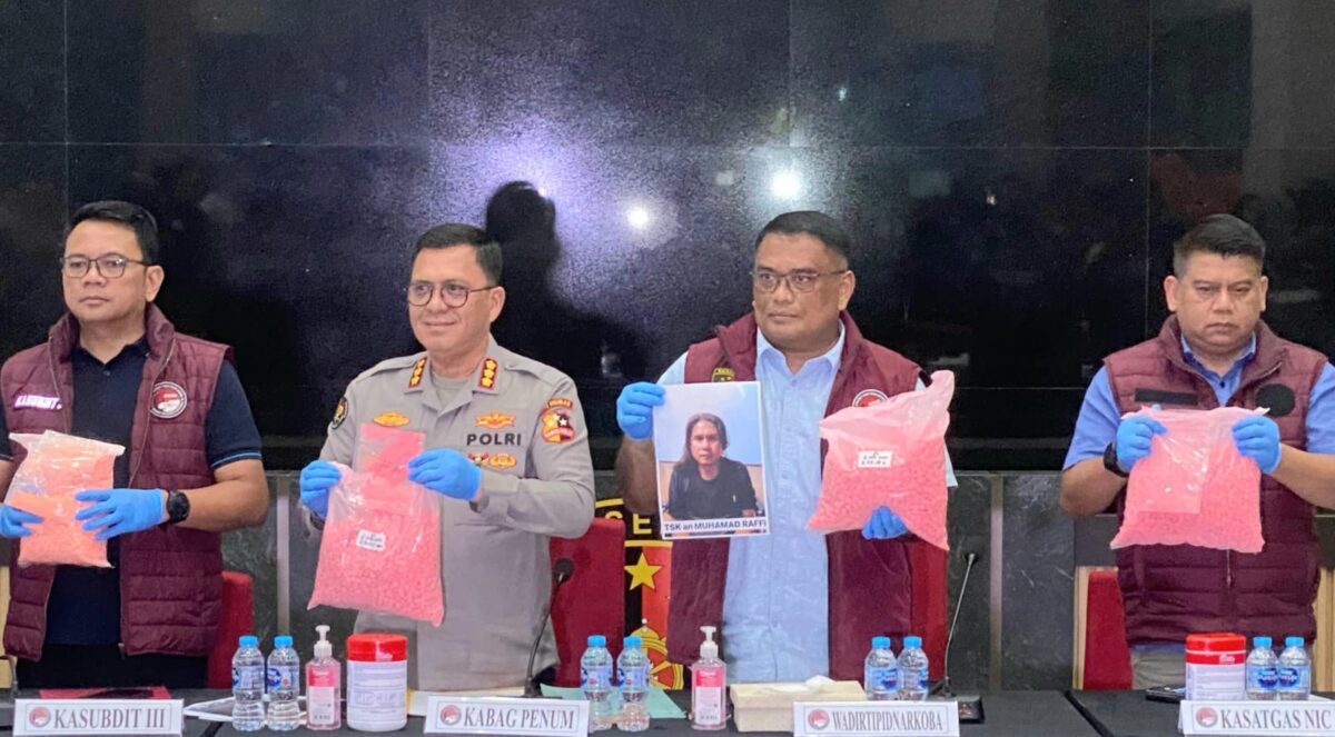 Wadirtipid Narkoba Bareskrim Polri, Kombes Pol Sunario saat menunjukan foto tersangka Narkoba dalam konferensi pers di Jakarta, Selasa 25 November 2025 | Dok. Divhumas Polri.