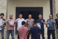 Kedua Tersangka yang ditangkap Polsek Kota Agung sebelum dijebloskan ke sel tahanan, Rabu 26 November 2025 | Dok. Humas Polres Tanggamus.