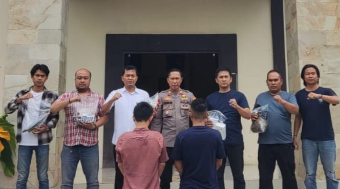 Kedua Tersangka yang ditangkap Polsek Kota Agung sebelum dijebloskan ke sel tahanan, Rabu 26 November 2025 | Dok. Humas Polres Tanggamus.