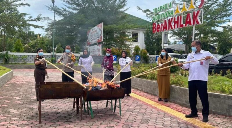 Pemusnahan barang bukti yang telah berkekuatan hukum tetap di Kejaksaan Negeri Pringsewu, Selasa 25 November 2025 | Dok. Kejari Pringsewu.