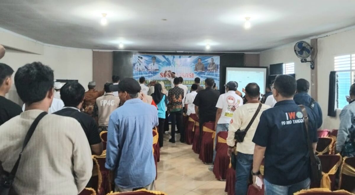 Peserta sosialisasi saat menyanyikan lagu Indonesia Raya dalam rangkaian kegiatan di Meeting Room Hotel 21 Gisting, Tanggamus, Rabu 26 November 2025 | Herdi/Media Prioritastv.com.