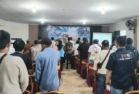 Peserta sosialisasi saat menyanyikan lagu Indonesia Raya dalam rangkaian kegiatan di Meeting Room Hotel 21 Gisting, Tanggamus, Rabu 26 November 2025 | Herdi/Media Prioritastv.com.
