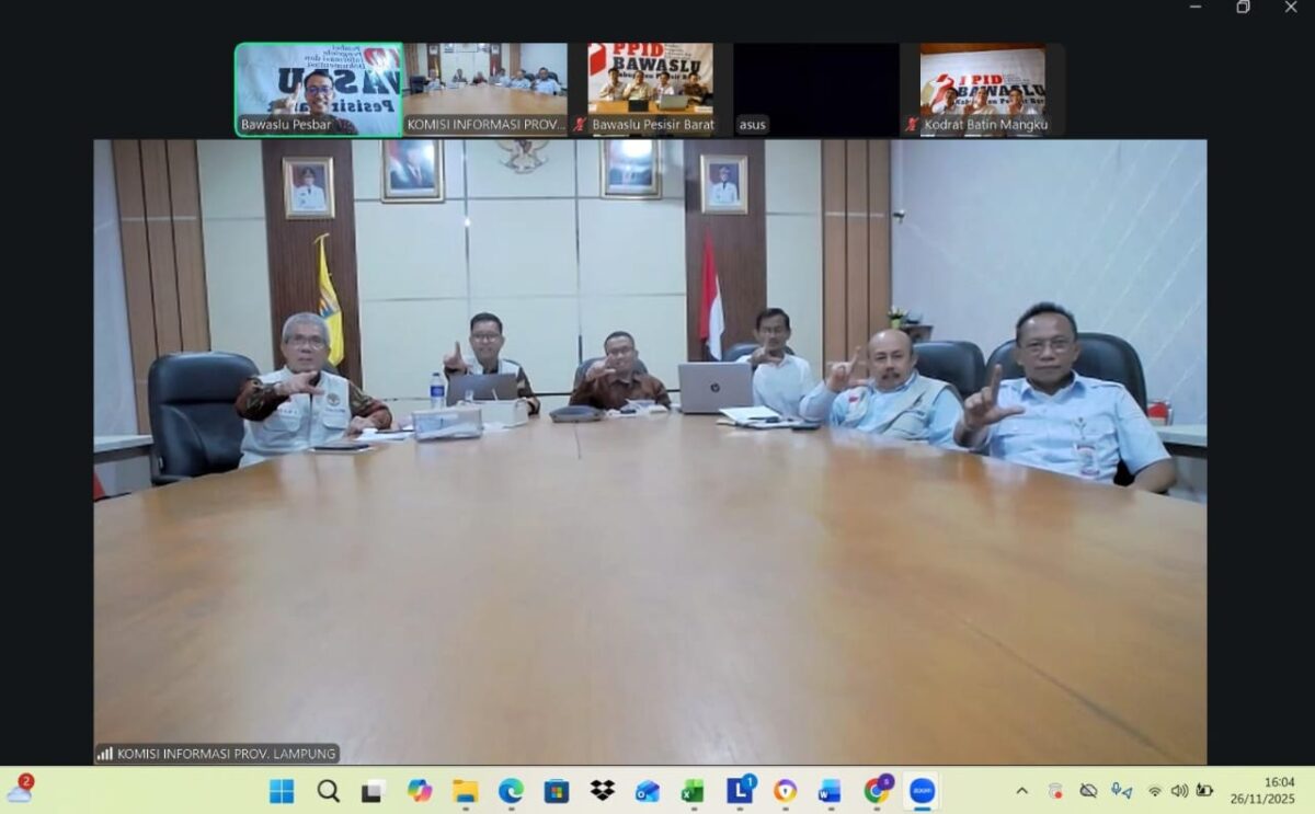 Bawaslu Pesisir Barat saat menerima visting Komisi Informasi Lampung via zoom meeting, Rabu 26 November 2025.
