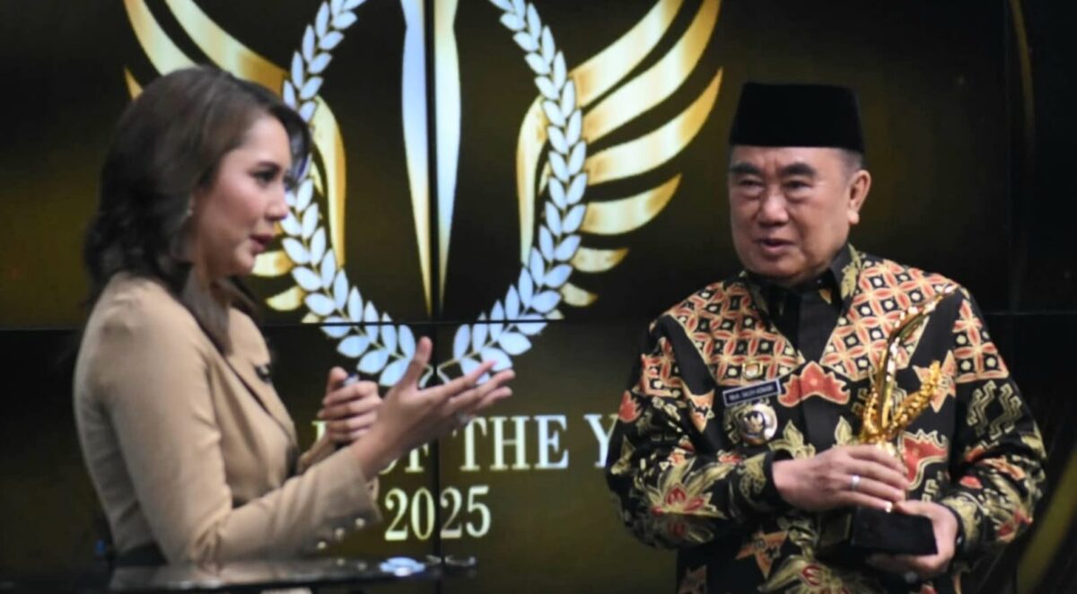 Bupati Tanggamus H. Moh. Saleh Asnawi saat menerima penghargaan Man of The Year Metro TV di Jakarta, Rabu 26 November 2025 |