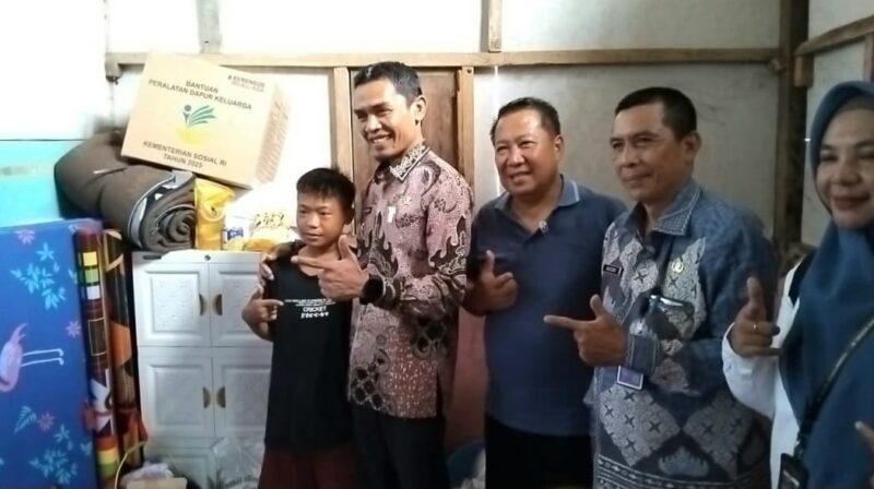 Wabup Tanggamus Agus Suranto dan Kadis Sosial Hardarsyah usai menyerahkan bantuan kepada keluarga yang tak memiliki apa-apa di rumahnya di Dusun Bandar Jaya, Pekon Kagungan, Kota Agung Timur, Jumat 28 November 2025 | Herdi/Media Prioritastv.com.