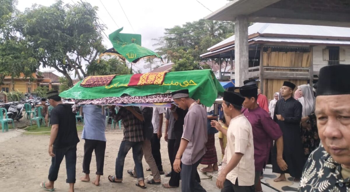 Jenazah korban Johan saat hendak dibawa menuju pemakaman, Jumat 28 November 2025 | ist/Media Prioritastv.com.
