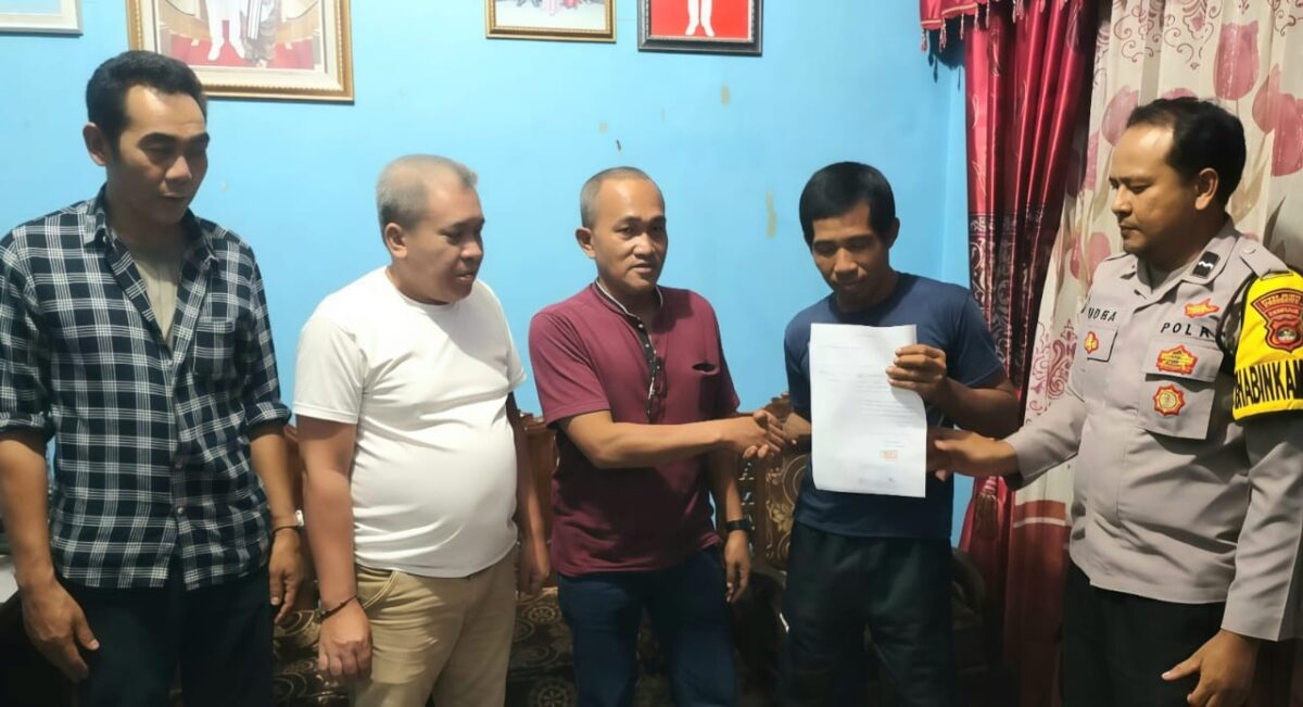 Kedua pihak menunjukan surat perdamaian tidak melanjutkan ke ranah hukum perkara pencurian 4 tandan sawit di Pekon Neglasari, Pagelaran Utara, Pringsewu, Kamis 27 November 2025, malam | Dok. Humas Polres Pringsewu.