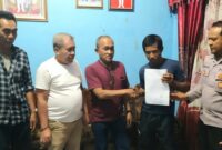 Kedua pihak menunjukan surat perdamaian tidak melanjutkan ke ranah hukum perkara pencurian 4 tandan sawit di Pekon Neglasari, Pagelaran Utara, Pringsewu, Kamis 27 November 2025, malam | Dok. Humas Polres Pringsewu.
