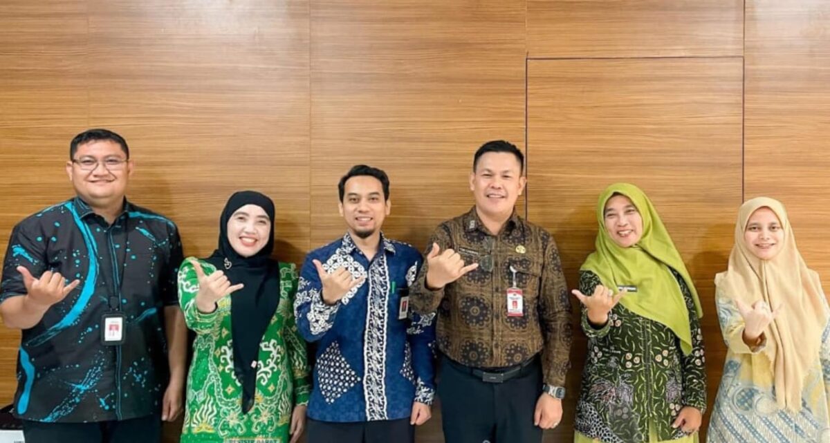 Sekretaris Daerah Pesisir Barat, Tedi Zadmiko bersama rombongan pihak Kemensos melaksanakan foto bersama sebelum meninggalkan Jakarta, Kamis 27 November 2025 | Dok. Humas Pemkab Pesisir Barat.