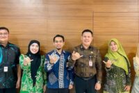 Sekretaris Daerah Pesisir Barat, Tedi Zadmiko bersama rombongan pihak Kemensos melaksanakan foto bersama sebelum meninggalkan Jakarta, Kamis 27 November 2025 | Dok. Humas Pemkab Pesisir Barat.