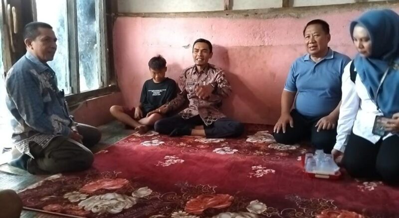 Wabup Agus Suranto didampingi Kadis Sosial Tanggamus Hardarsyah, Camat Kota Agung Timur Rusdi saat menyambangi kediaman anak putus sekolah yang rumahnya tanpa perabotan di Pekon Kagungan, Jum'at (28/11/2025) | Herdi/Media Prioritastv.com.
