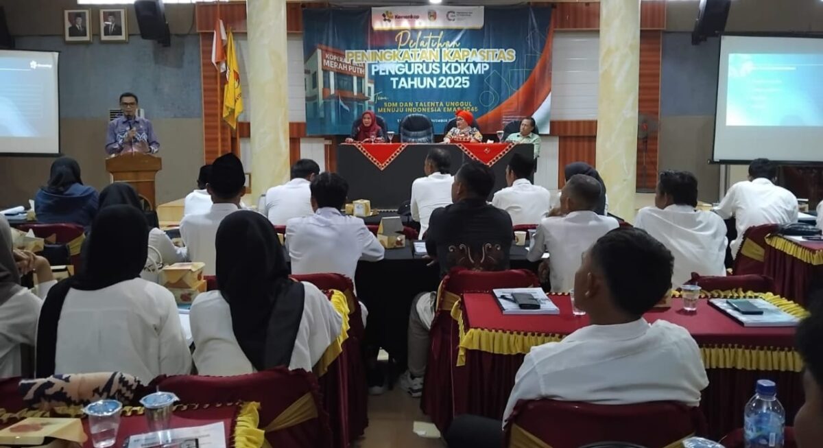 Wabup Tanggamus Agus Suranto didampingi Kadis Koperindag Retno Noviana Damayanti saat memberikan arahan kepada peserta pelatihan KDMP di Aula Hotel 21 Gisting, Kamis (27/11/2025) | Herdi/Media Prioritastv.com.