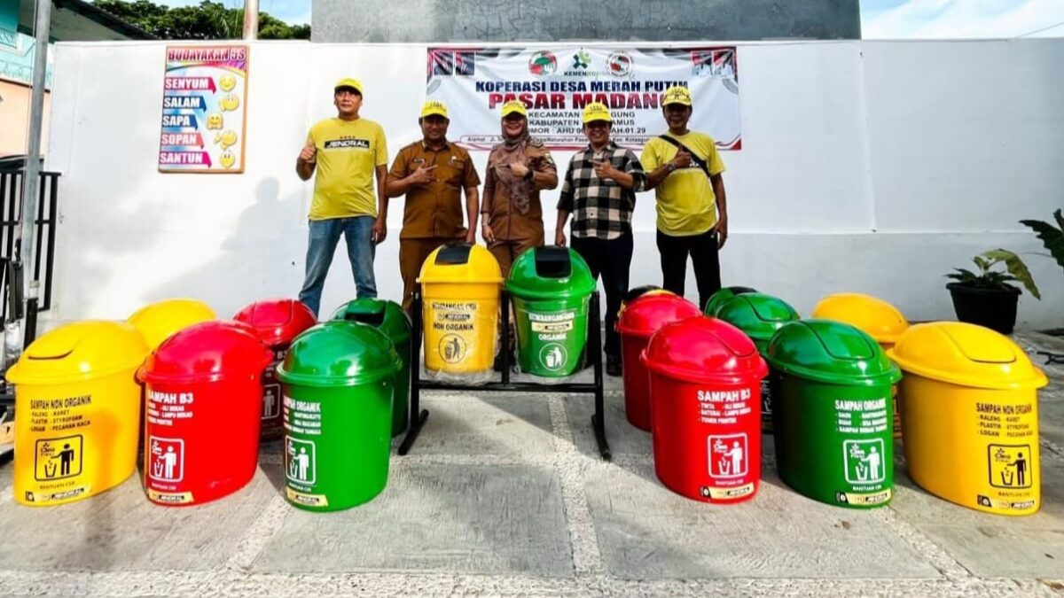 Camat Kota Agung Adi Putra bersama Lurah Pasar Madang Mega Sari usai menerima bantuan kontainer sampah dari tim di halaman kantor Kelurahan Pasar Madang Kecamatan Kota Agung, Kamis (27/11/2025) | Herdi/Media Prioritastv.com.