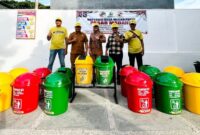 Camat Kota Agung Adi Putra bersama Lurah Pasar Madang Mega Sari usai menerima bantuan  kontainer sampah dari tim di halaman kantor Kelurahan Pasar Madang Kecamatan Kota Agung, Kamis (27/11/2025) | Herdi/Media Prioritastv.com.