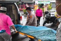 Polisi dan pihak medis saat melakukan evakuasi jenazah menuju RSUD Batin Mangunang, Kota Agung, Tanggamus, Jumat 28 November 2025 | ist/Media Prioritastv.com.