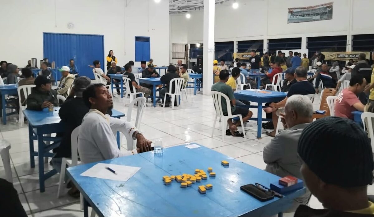 Lurah Pasar Madang Kecamatan Kota Agung Mega Sari didepan 64 pasang peserta gaple saat membuka lomba gaple di Aula Gotong Royong Kelurahan Pasar Madang Kota Agung, Jum'at malam (28/11/2025) | Herdi/Media Prilritastv.com.