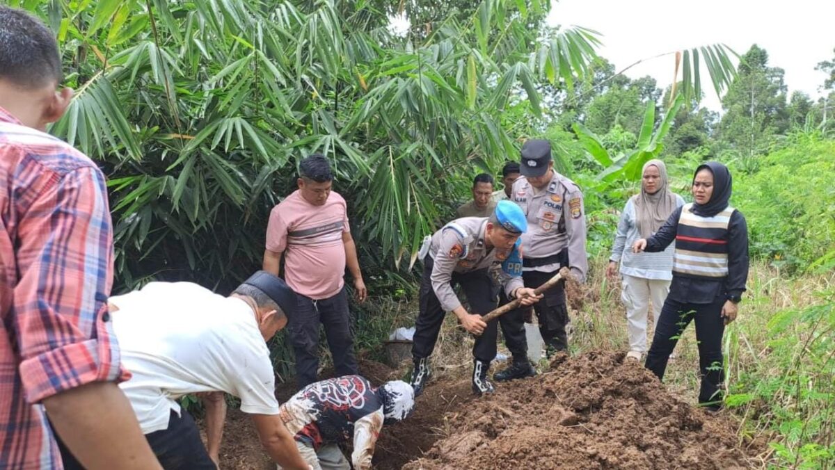 Anggota Polsek Kota Agung bersama warga saat menyiapkan liang lahat tempat pemakaman Mr X di Area RSUD Batin Mangunang, Sabtu 29 November 2025 | Dok. Humas Polres Tanggamus.